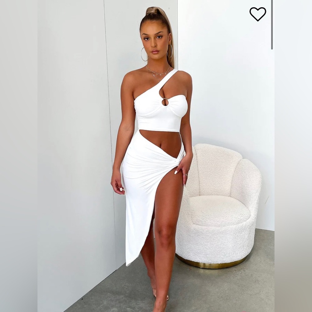 THATSSOFETCH one shoulder design with a cutout in the stomach & a slit.